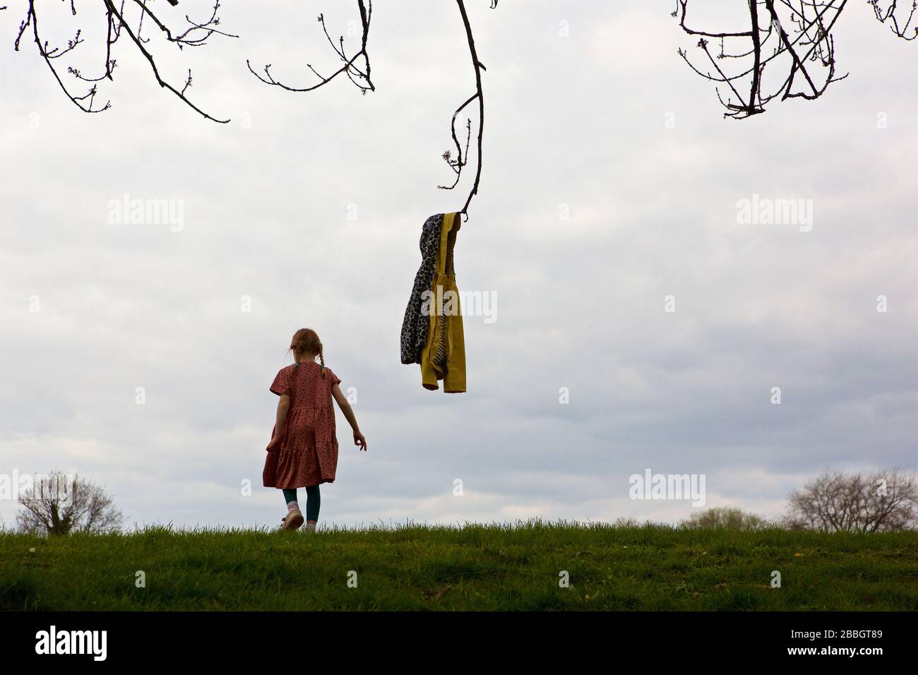 LONDRA, REGNO UNITO. Un bambino giovane osserva il distanziamento sociale mentre gioca da solo nel Parco di Mountsfield (Lewisham) durante la pandemia di coronavirus. Foto Stock