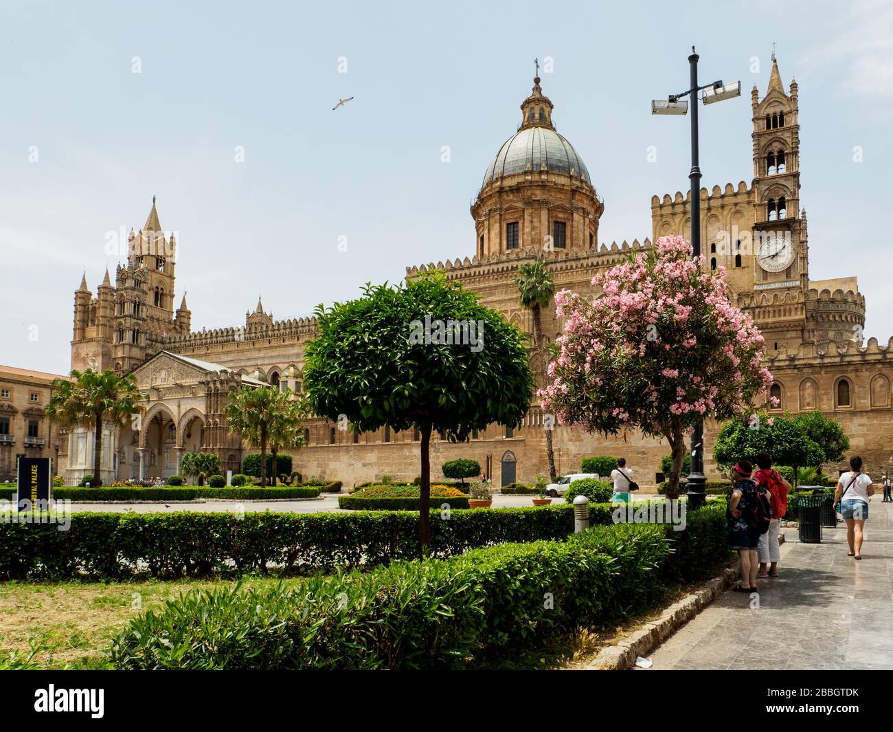 Palermo, Sicilia, Italia, Giugno 2019 alcuni turisti guardano alla piazza della Chiesa di Maria Santissima Assunta a Palermo, la grande cattedrale della Sicilia Foto Stock