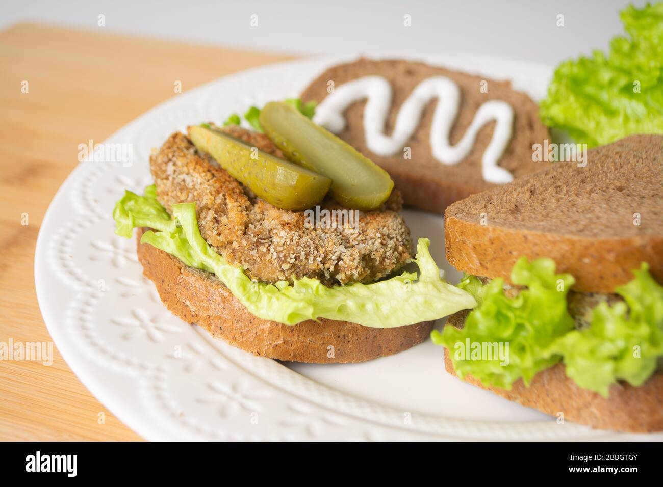 Panini vegetariani con maionese, lattuga, pomodori e cetrioli sottaceto Foto Stock