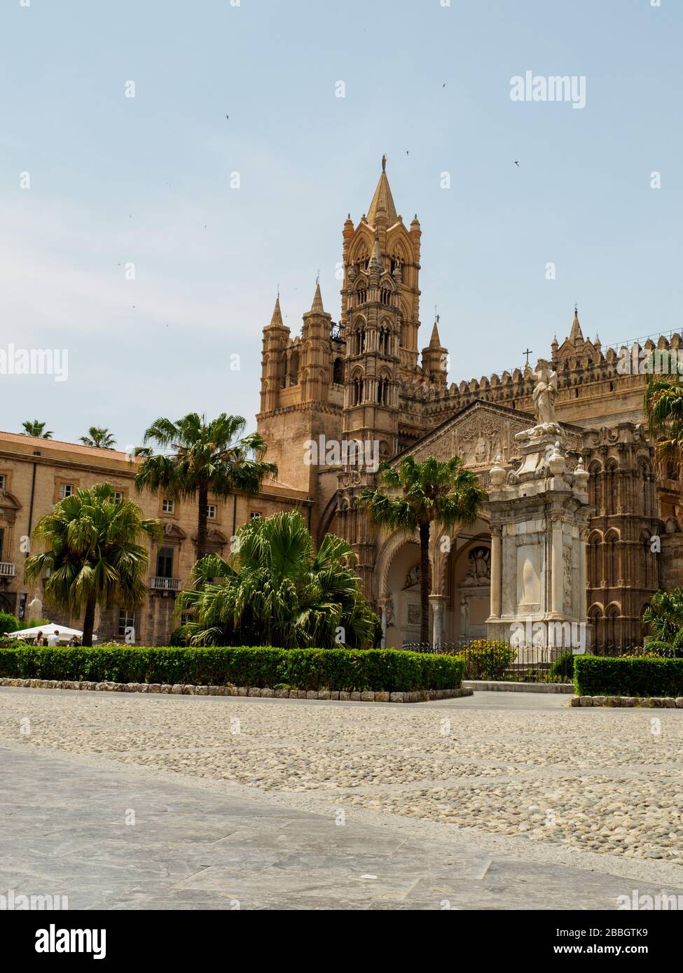 Palermo, Sicilia, Italia, Giugno 2019 la piazza della Chiesa di Maria Santissima Assunta a Palermo, la grande cattedrale della Sicilia Foto Stock