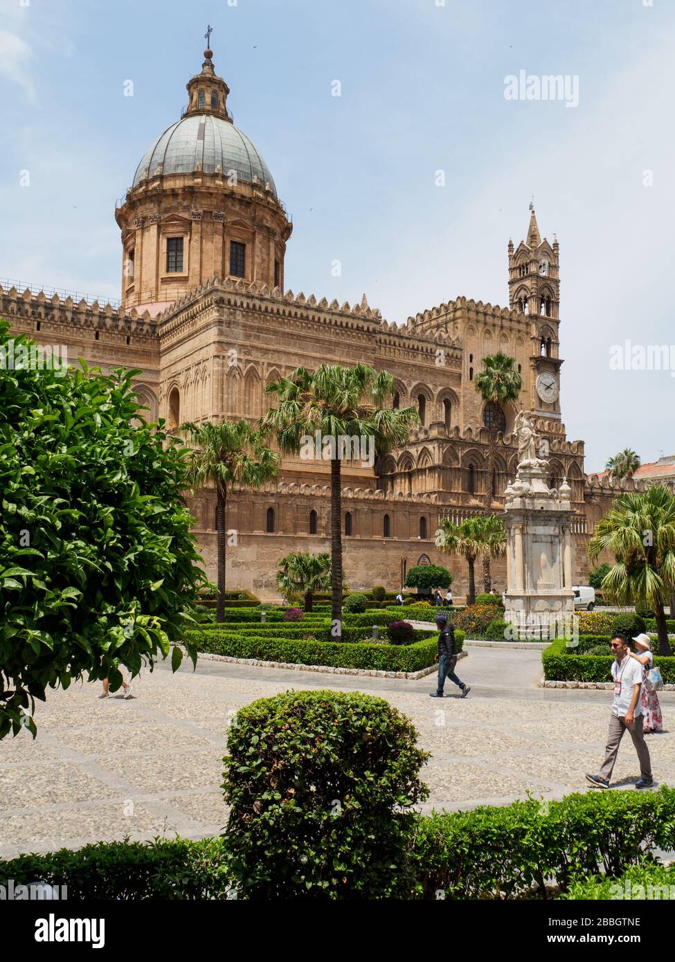 Palermo, Sicilia, Italia, Giugno 2019 persone che camminano sulla piazza della Chiesa di Maria Santissima Assunta a Palermo, la grande cattedrale della Sicilia Foto Stock