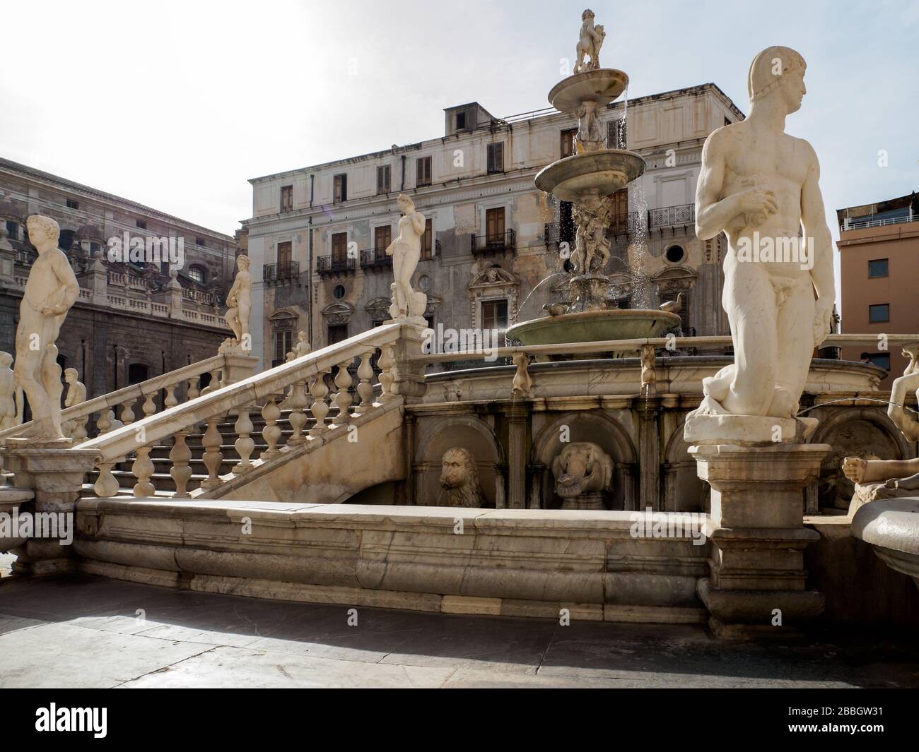 Palermo, Sicilia, Italia, Giugno 2019 la piazza (plaza) pretoria con alcune splendide statue in marmo e una fontana Foto Stock