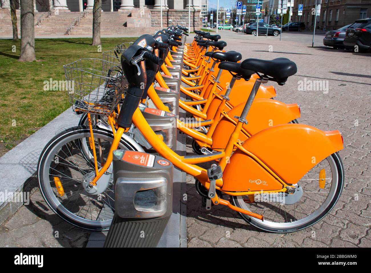 Fila di biciclette parcheggiate a noleggio, noleggio bici da città, sistema pubblico di condivisione biciclette, programma di condivisione bici, green economy Foto Stock