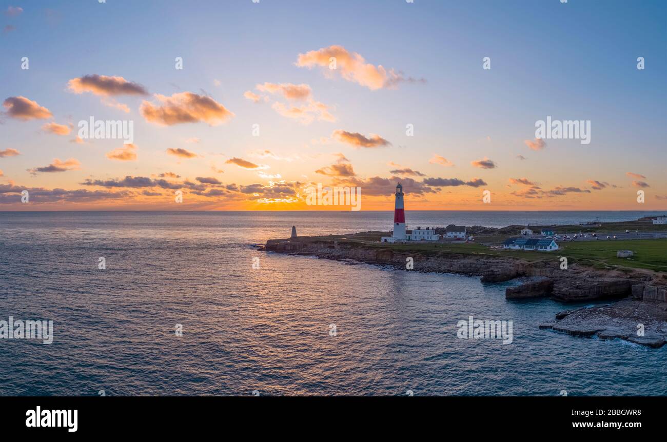 Regno Unito, Inghilterra, Dorset, Portland Bill, Portland Bill Lighthouse, Sunset (Drone) Foto Stock