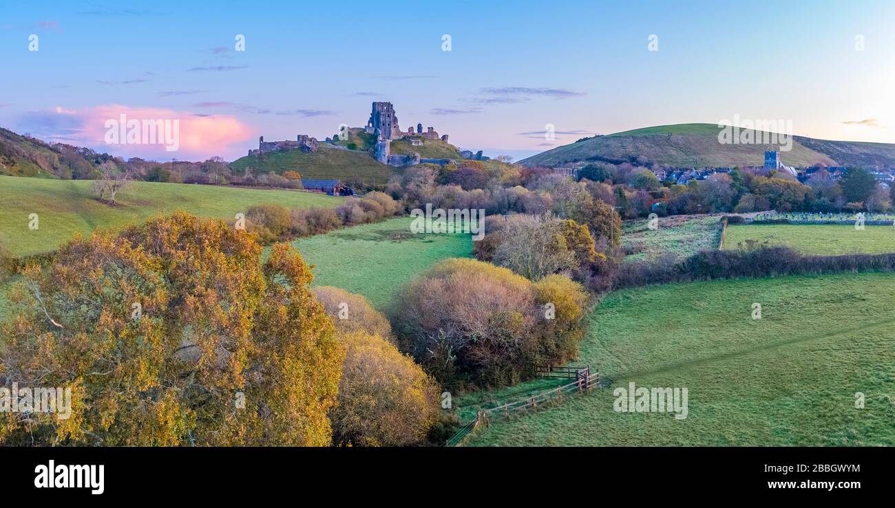 Regno Unito, Inghilterra, Dorset, Corfe Castle (Drone) Foto Stock