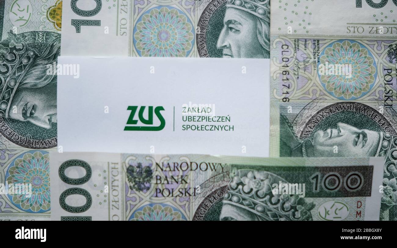 Czestochowa, Polonia - 31.03.2020: Logo ZUS (Istituto delle assicurazioni sociali) e denaro polacco Foto Stock