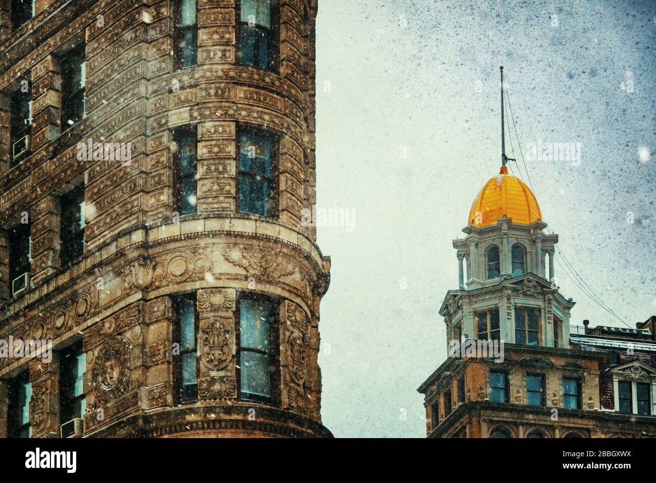 New York City Street vista in inverno neve tempesta Foto Stock