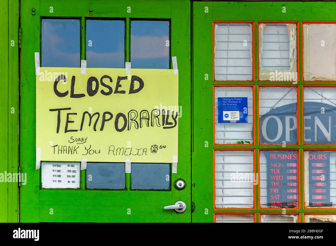 Un cartello annuncia la chiusura temporanea di un ristorante a causa di COVID-19, 29 marzo 2020, a Theodore, Alabama. Foto Stock
