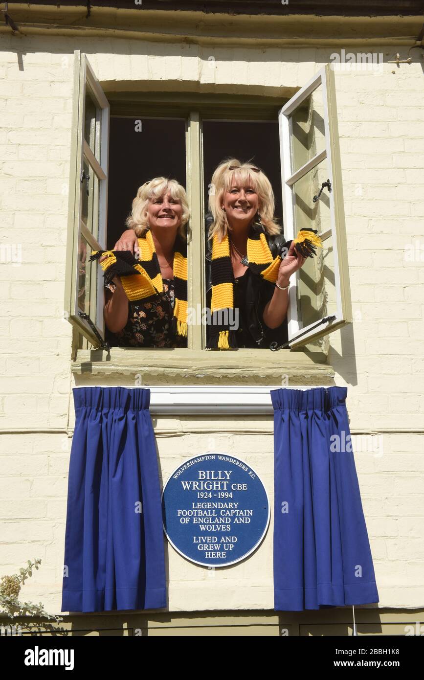 Vicky e Babette le figlie della leggenda del calcio inglese Billy Wright svelano una targa sulla casa in New Road, Ironbridge dove Billy viveva come un bambino. Billy ha giocato tutta la sua carriera a Wolverhampton Wanderers ed è stato il primo giocatore al mondo a giocare più di 100 giochi per il suo paese quando ha ottenuto 105 tappi per l'Inghilterra. Sposò Joy Beverley delle Beverly Sisters nel 1958 e divennero la coppia d'oro della 1950s. Foto Stock