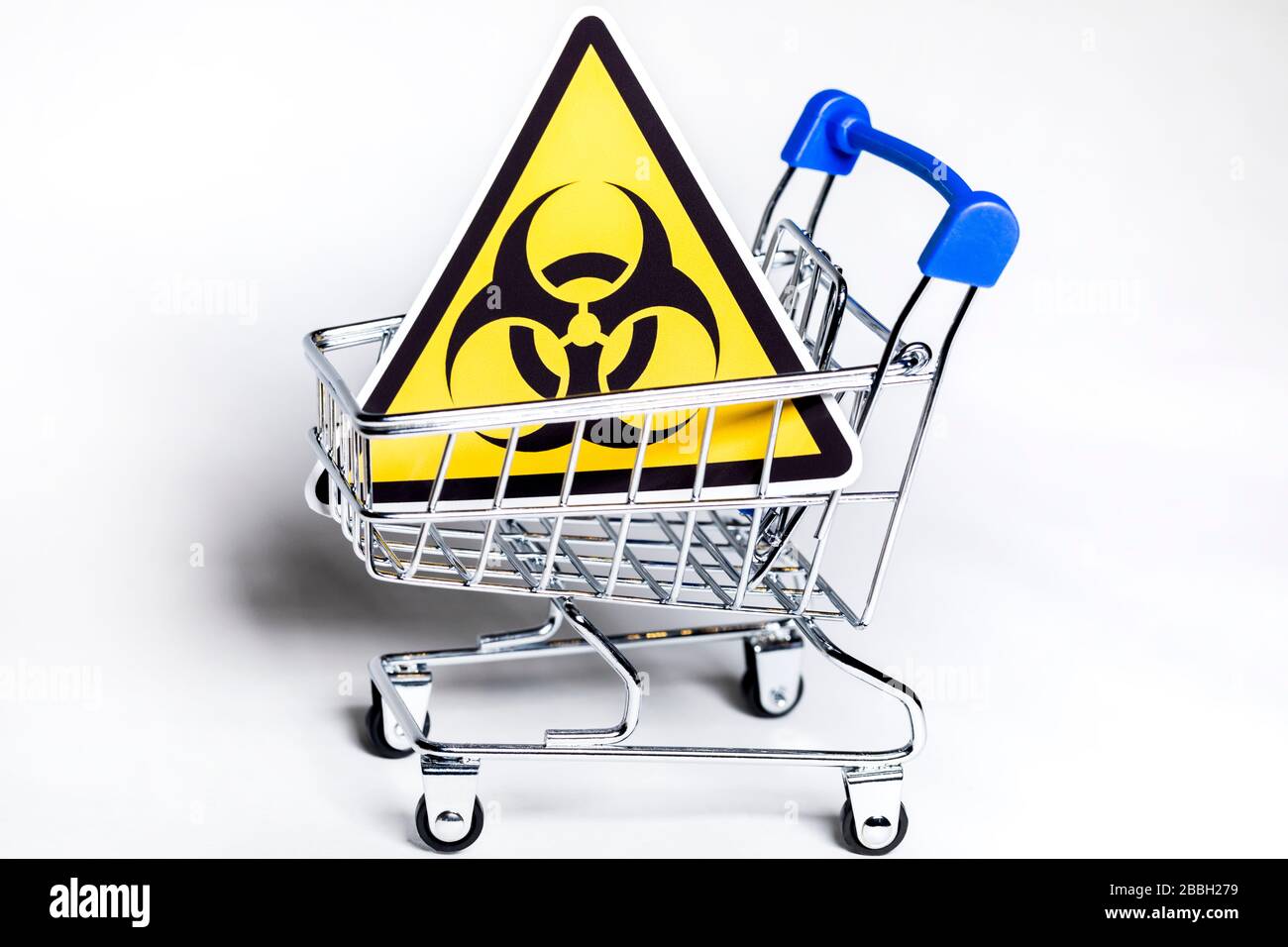 Un cartello biologico di pericolo in un carrello su sfondo bianco Foto Stock