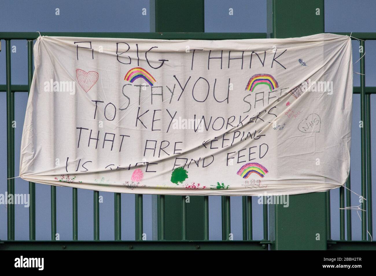 Cumbernauld, Scozia, Regno Unito. 31st Mar, 2020. Nella foto: I bambini hanno fatto un cartello fatto in casa utilizzando pennarelli colorati e un foglio di letto bianco che hanno fissato a un ponte pedonale sopra l'autostrada vicino Cumbernauld. I cartelli indicano: "UN GRANDE RINGRAZIAMENTO AI PRINCIPALI LAVORATORI CHE CI STANNO MANTENENDO AL SICURO E NUTRIRSI, STARE AL SICURO" credito: Colin Fisher/Alamy Live News Foto Stock