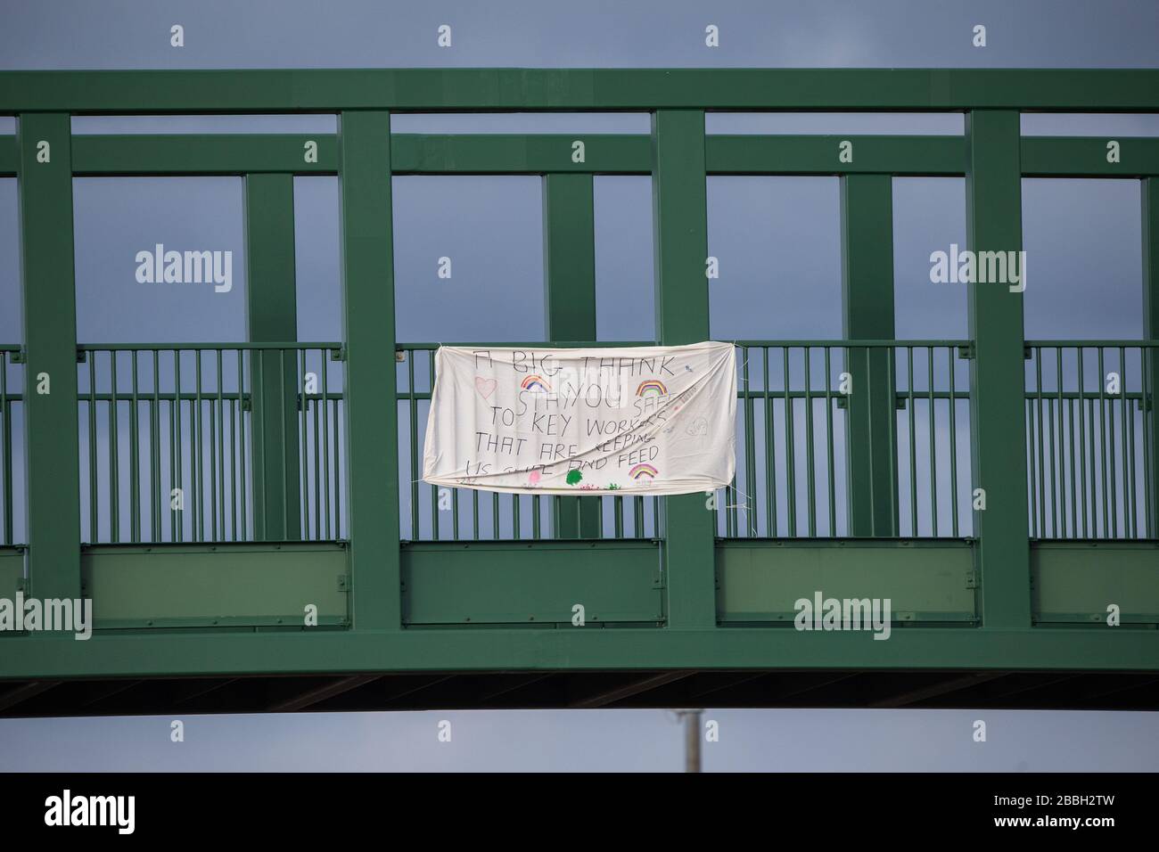 Cumbernauld, Scozia, Regno Unito. 31st Mar, 2020. Nella foto: I bambini hanno fatto un cartello fatto in casa utilizzando pennarelli colorati e un foglio di letto bianco che hanno fissato a un ponte pedonale sopra l'autostrada vicino Cumbernauld. I cartelli indicano: "UN GRANDE RINGRAZIAMENTO AI PRINCIPALI LAVORATORI CHE CI STANNO MANTENENDO AL SICURO E NUTRIRSI, STARE AL SICURO" credito: Colin Fisher/Alamy Live News Foto Stock