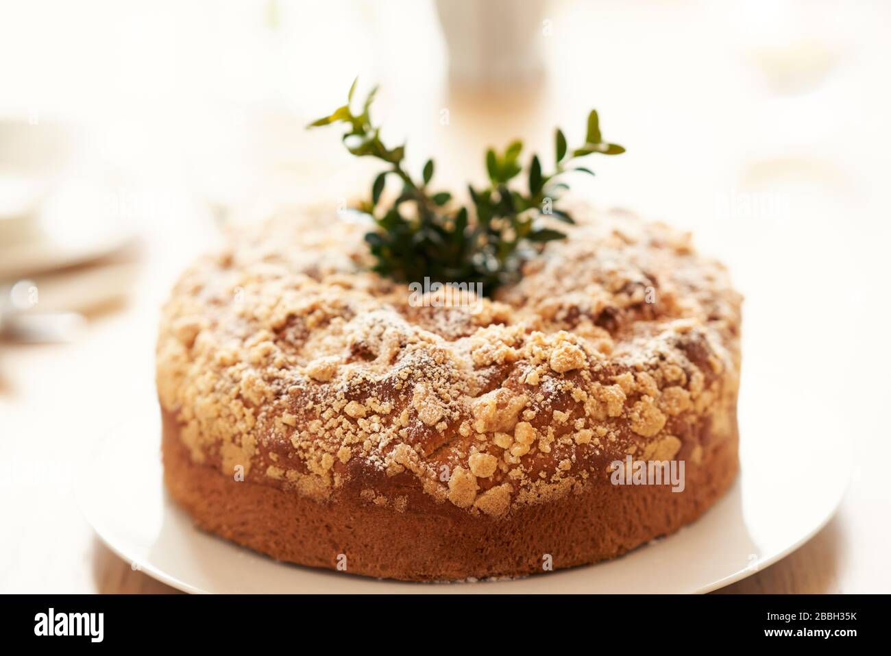 Torta di Pasqua e uova a tavola Foto Stock