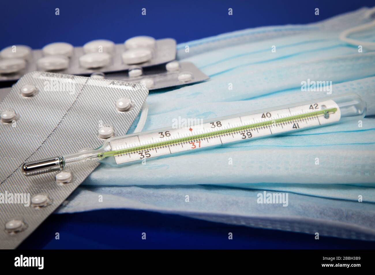 maschere mediche, pillole e termometro covid 19 Foto Stock