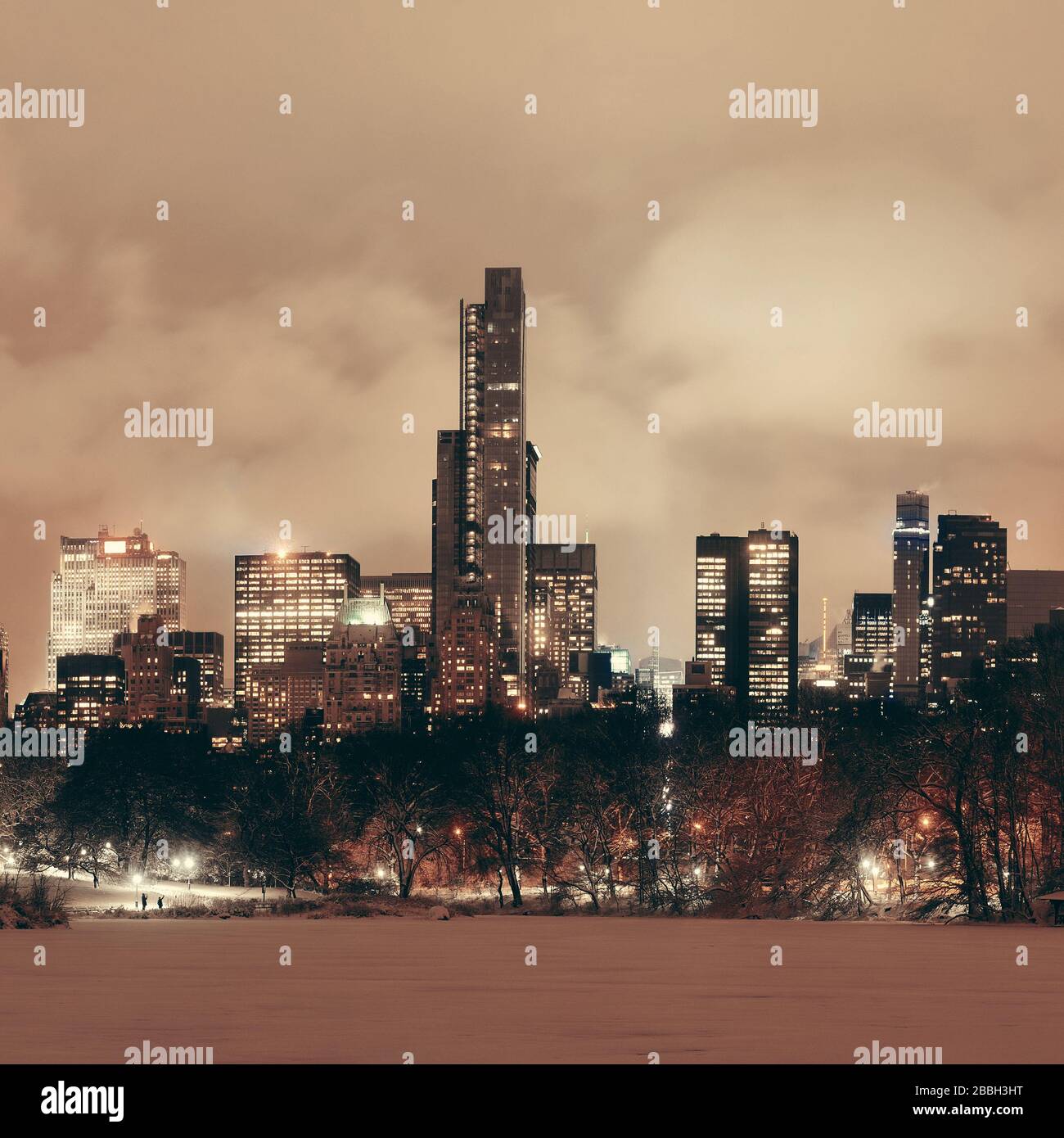 Central Park inverno al panorama notturno con grattacieli di Manhattan a New York City Foto Stock