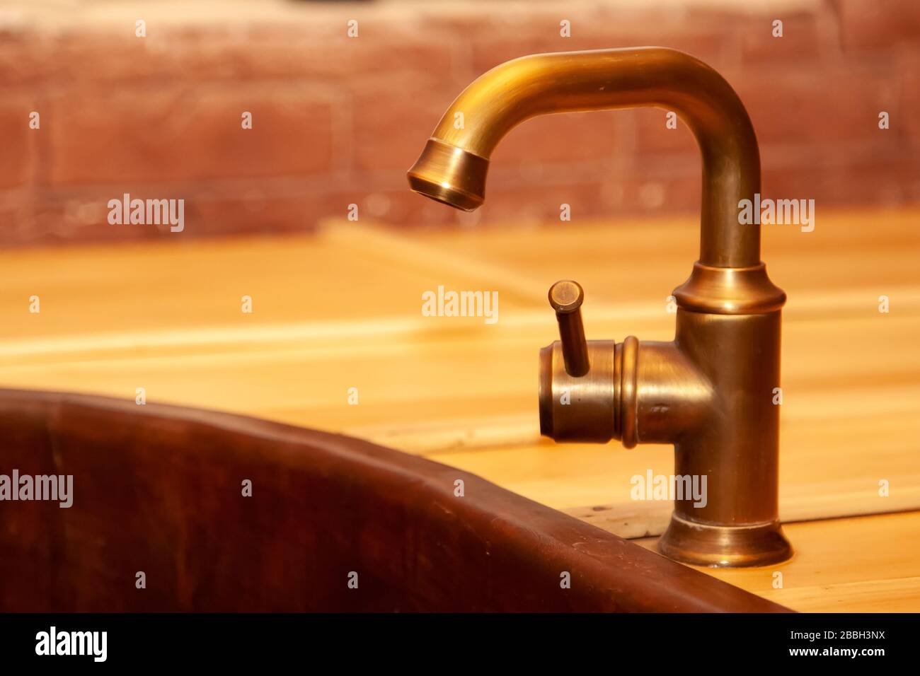 rubinetto in ottone nella sauna Foto Stock