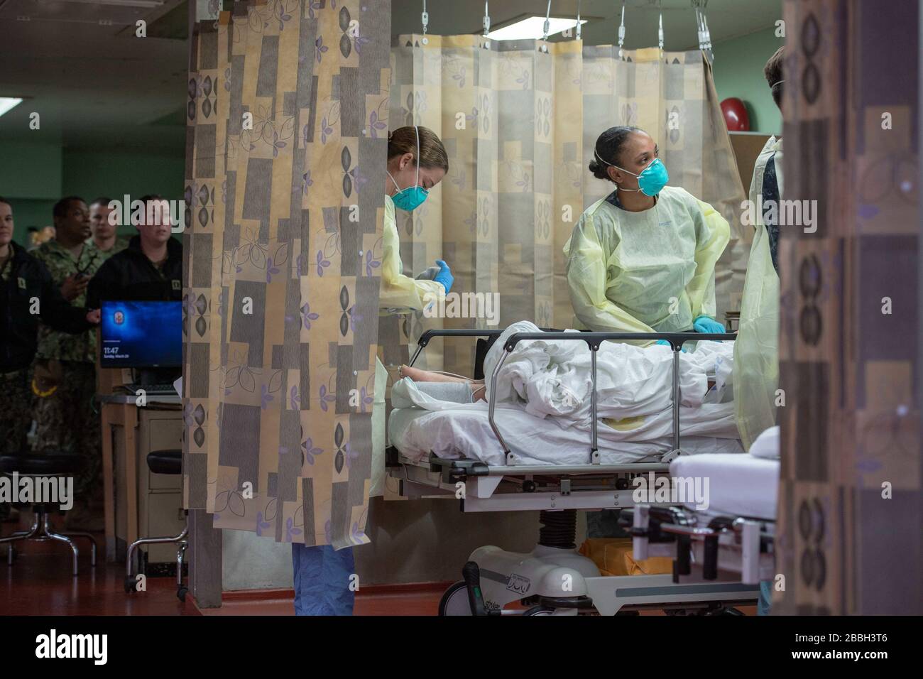 I marinai assegnati alla nave ospedaliera USNS Mercy (T-AH 19) trattano un paziente delle strutture mediche di Los Angeles il 29 marzo 2020. La misericordia si è schierata a sostegno degli sforzi di risposta del COVID-19 della nazione, e servirà come ospedale di riferimento per pazienti non-COVID-19 attualmente ammessi agli ospedali a terra. Ciò consente agli ospedali della base costiera di concentrare i loro sforzi sui casi COVID-19. Una delle missioni del Dipartimento della Difesa è il sostegno alla Difesa delle autorità civili. DoD sostiene l'Agenzia federale per la gestione delle emergenze, l'agenzia federale di direzione, nonché l'autore statale, locale e pubblico Foto Stock