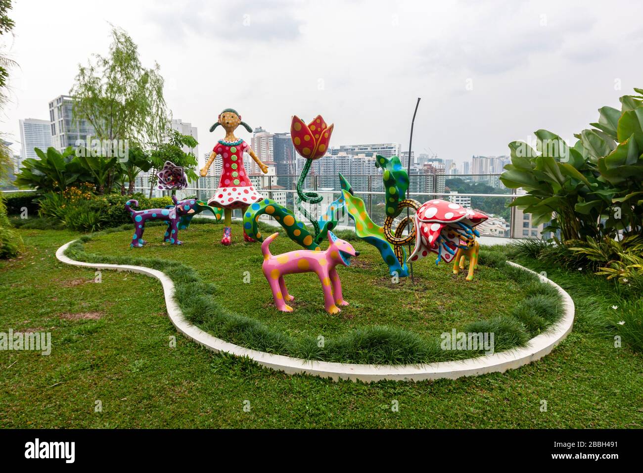 Andiamo a un paradiso di gloriosi tulipani è di Yayoi Kusama Orchard Central Roof Gardens n. 2, centro commerciale, Singapore Foto Stock