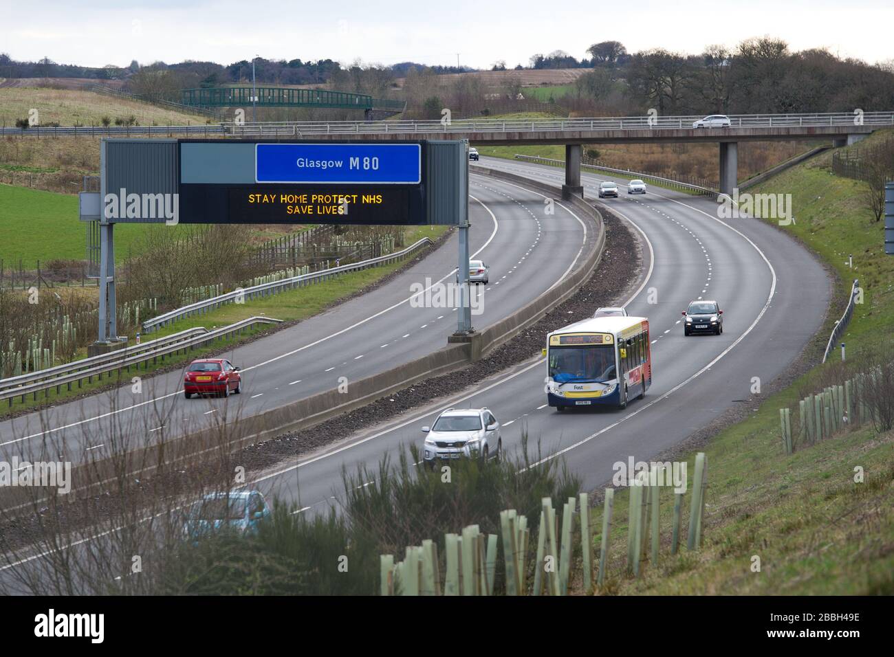 Cumbernauld, Scozia, Regno Unito. 31st Mar, 2020. Nella foto: I cartelli autostradali visualizzano il messaggio "STAY HOME PROTECT NHS SAVE LIVES" (RESTA A CASA PER PROTEGGERE LE VITE UMANE NHS) durante il blocco del Regno Unito per fermare la diffusione del Coronavirus in cui 1.993 persone hanno ora testato positivo per il virus e 60 persone sono morte dal virus. Credito: Colin Fisher/Alamy Live News credito: Colin Fisher/Alamy Live News Foto Stock