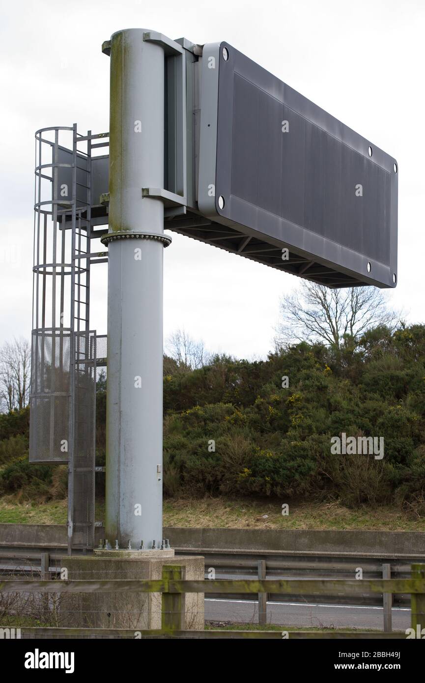 Cumbernauld, Scozia, Regno Unito. 31st Mar, 2020. Nella foto: I cartelli autostradali visualizzano il messaggio "STAY HOME PROTECT NHS SAVE LIVES" (RESTA A CASA PER PROTEGGERE LE VITE UMANE NHS) durante il blocco del Regno Unito per fermare la diffusione del Coronavirus in cui 1.993 persone hanno ora testato positivo per il virus e 60 persone sono morte dal virus. Credito: Colin Fisher/Alamy Live News Foto Stock