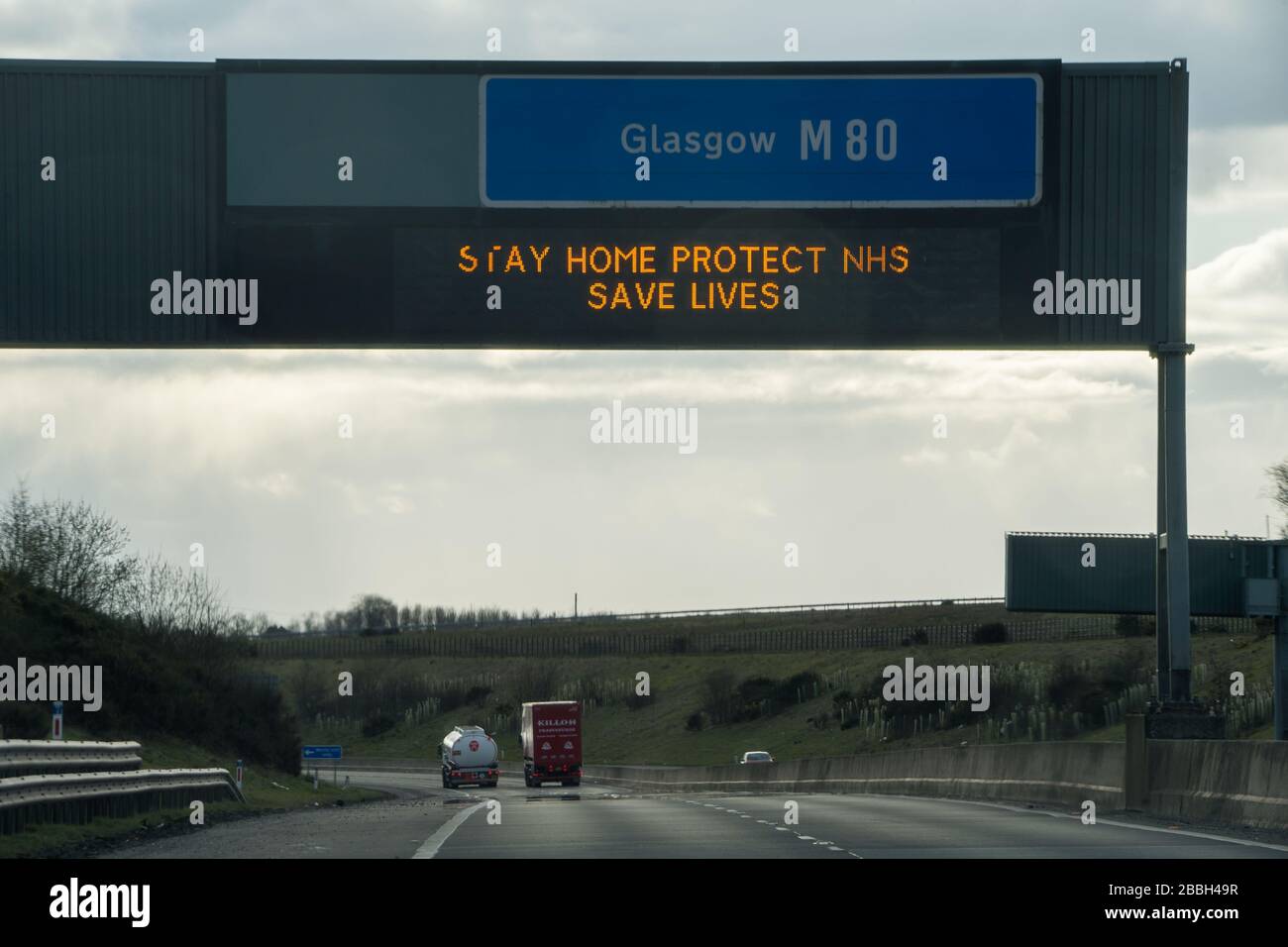 Cumbernauld, Scozia, Regno Unito. 31st Mar, 2020. Nella foto: I cartelli autostradali visualizzano il messaggio "STAY HOME PROTECT NHS SAVE LIVES" (RESTA A CASA PER PROTEGGERE LE VITE UMANE NHS) durante il blocco del Regno Unito per fermare la diffusione del Coronavirus in cui 1.993 persone hanno ora testato positivo per il virus e 60 persone sono morte dal virus. Credito: Colin Fisher/Alamy Live News Foto Stock