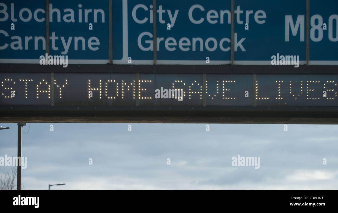 Cumbernauld, Scozia, Regno Unito. 31st Mar, 2020. Nella foto: I cartelli autostradali visualizzano il messaggio "STAY HOME SAVE LIVES" (RESTA A CASA PER SALVARE VITE) durante il blocco del Regno Unito per fermare la diffusione del Coronavirus in cui 1.993 persone hanno ora testato positivo per il virus e 60 persone sono morte dal virus. Credito: Colin Fisher/Alamy Live News Foto Stock