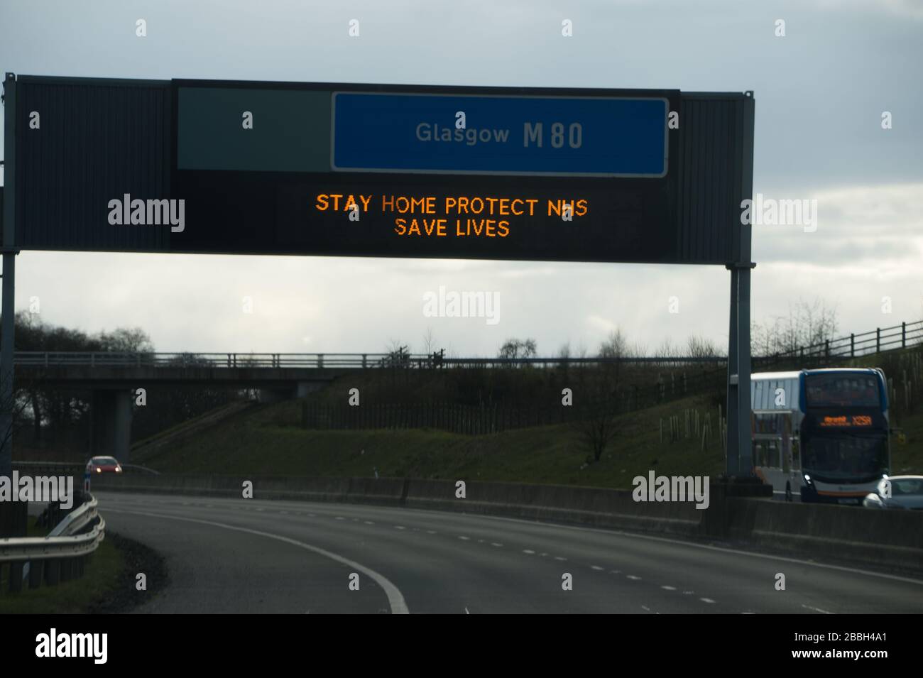 Cumbernauld, Scozia, Regno Unito. 31st Mar, 2020. Nella foto: I cartelli autostradali visualizzano il messaggio "STAY HOME PROTECT NHS SAVE LIVES" (RESTA A CASA PER PROTEGGERE LE VITE UMANE NHS) durante il blocco del Regno Unito per fermare la diffusione del Coronavirus in cui 1.993 persone hanno ora testato positivo per il virus e 60 persone sono morte dal virus. Credito: Colin Fisher/Alamy Live News Foto Stock