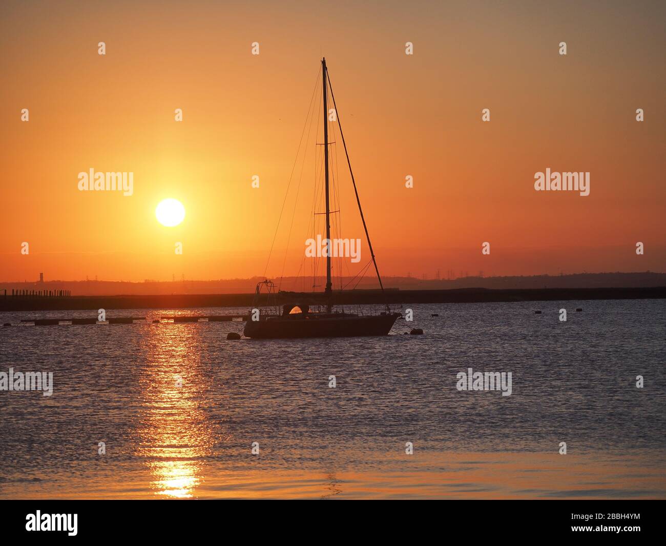 Queenborough, Kent, Regno Unito. 31st Mar, 2020. Meteo Regno Unito: Tramonto a Queenborough, Kent. Credito: James Bell/Alamy Live News Foto Stock