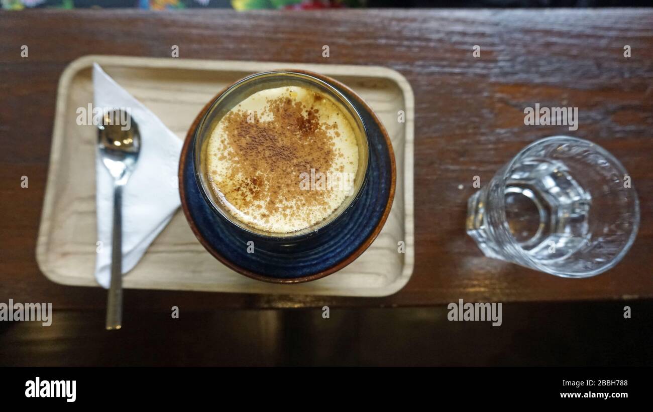 caffè d'uovo dal vietnam su un piccolo tavolo Foto Stock