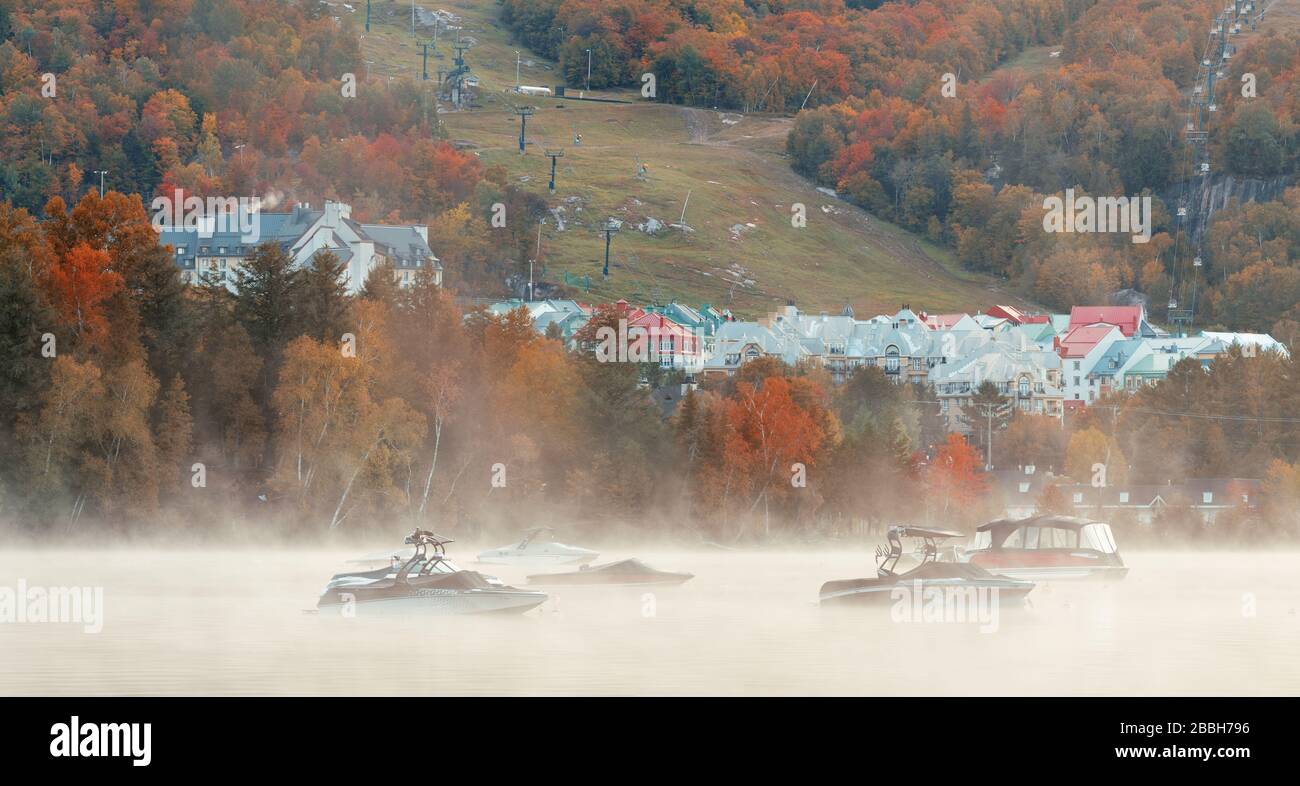 Mattina nebbiosa lago a Mont Tremblant in Canada Foto Stock