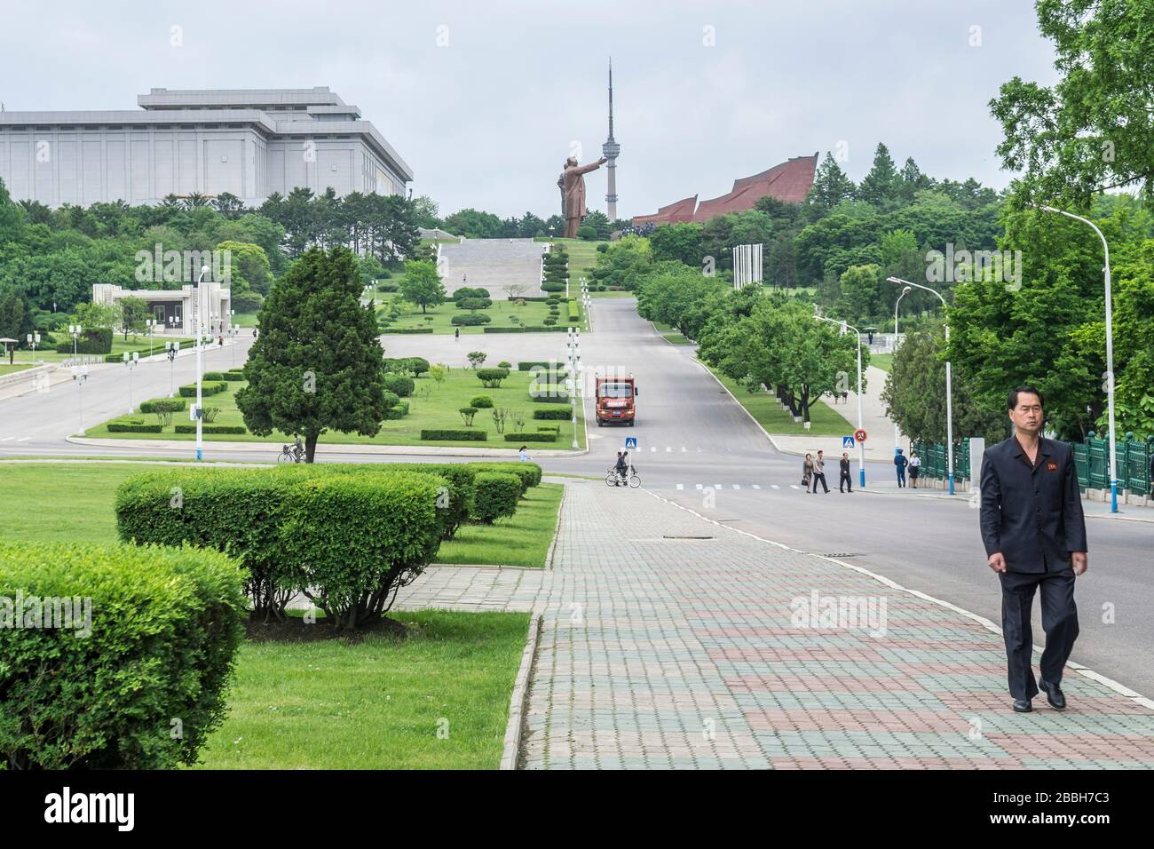 Statue di ex presidenti Kim Il Sung e Kim Jong Il, Mansudae Assembly Hall a Mansu Hill, Pyongyang, Corea del Nord Foto Stock