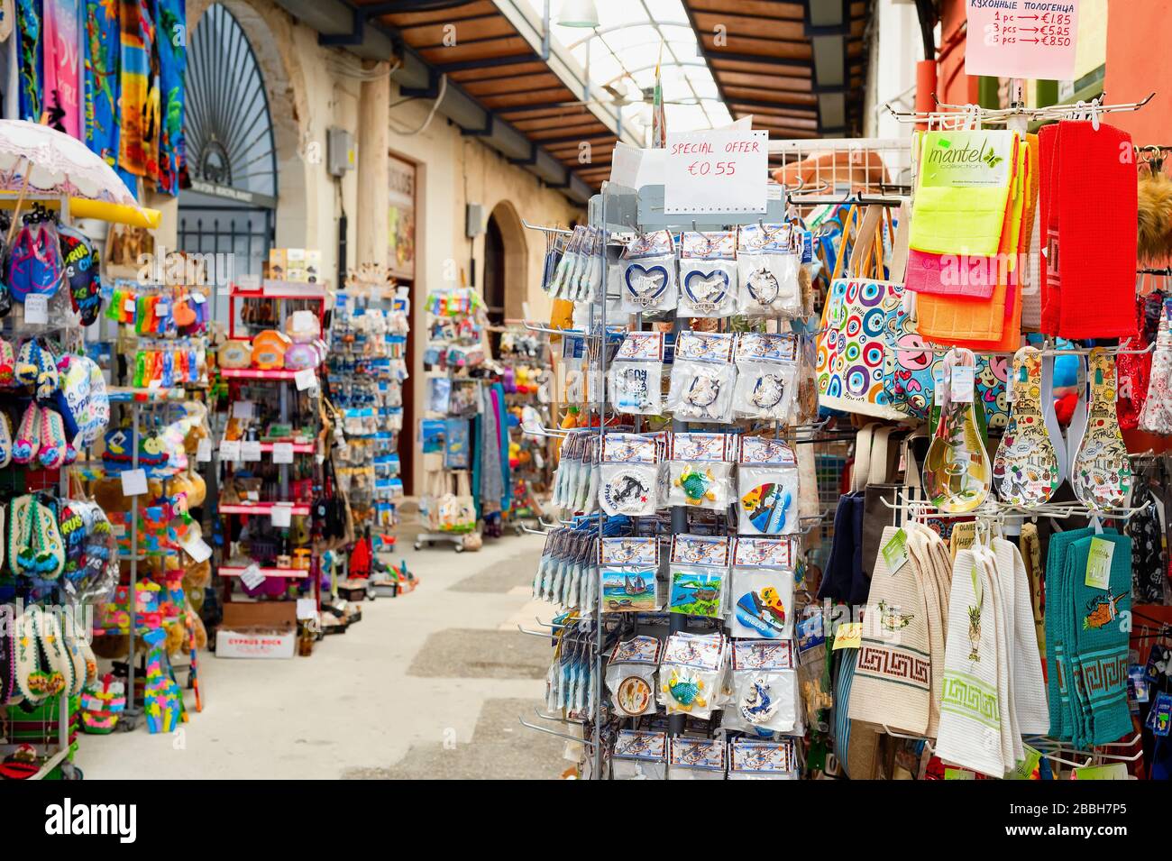 LARNACA, CIPRO - 16 FEBBRAIO 2019: Colorati magneti da regalo, asciugamani da cucina sugli stand del mercato souvenir nel centro turistico di Larnaca Foto Stock