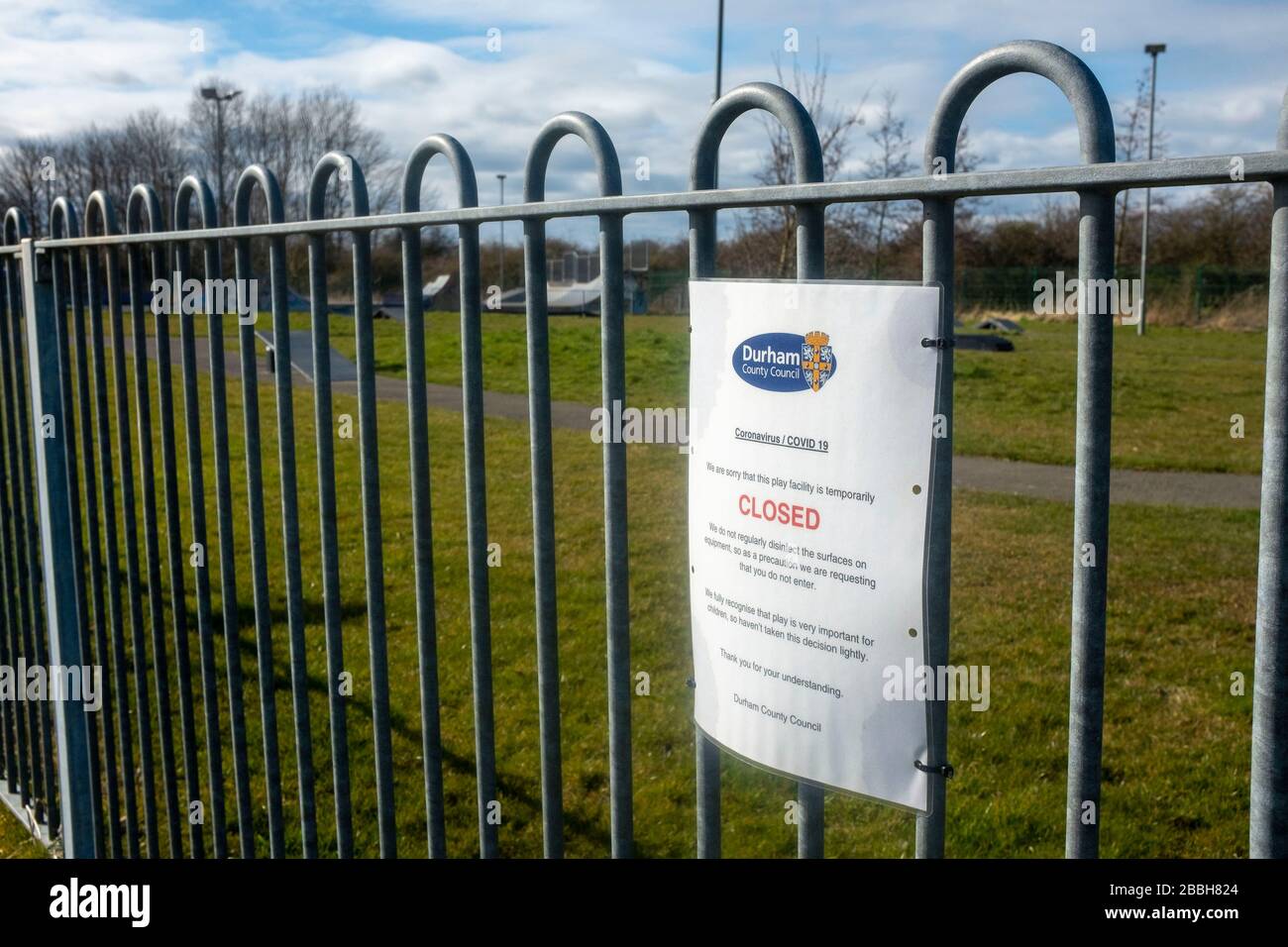 Durham, Regno Unito. 29th marzo 2020. Un parco del villaggio locale chiude dopo il blocco COVID0-19. Foto Stock