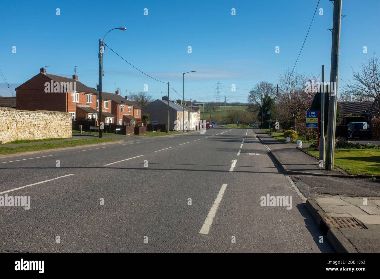 Durham, UK.30th marzo 2020. Una strada vuota in un villaggio locale di Durham seguendo il blocco di coronavirus. Foto Stock
