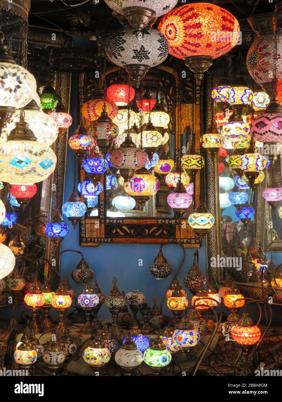 Negozio arabo. Lanterne marocchine e lampade colorate- Granada-Andalusia-  Spagna. Nessuna persona - Full Frame Foto stock - Alamy