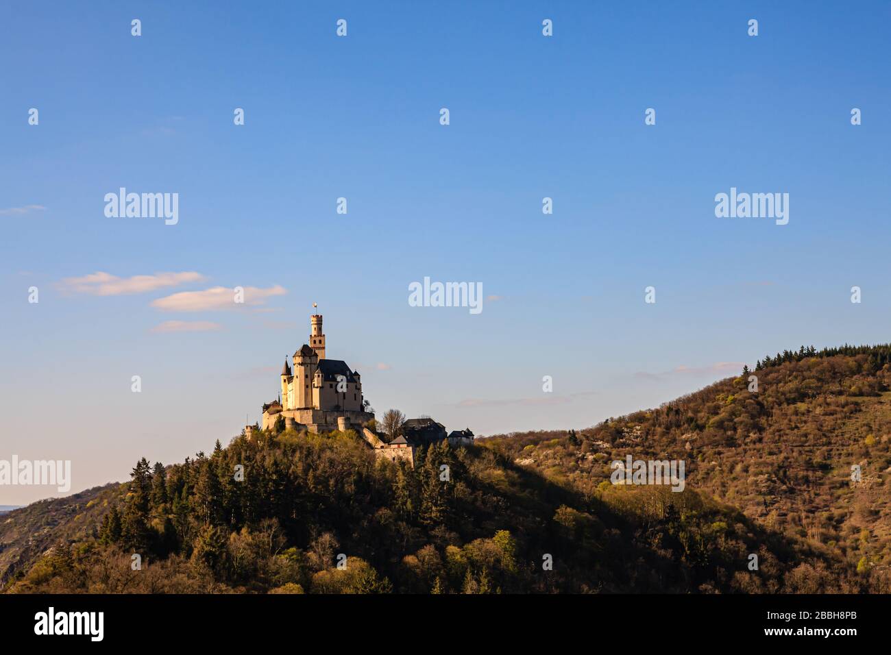 Castello di Marksburg al tramonto in primavera, braubach, reno, germania, patrimonio culturale mondiale Foto Stock