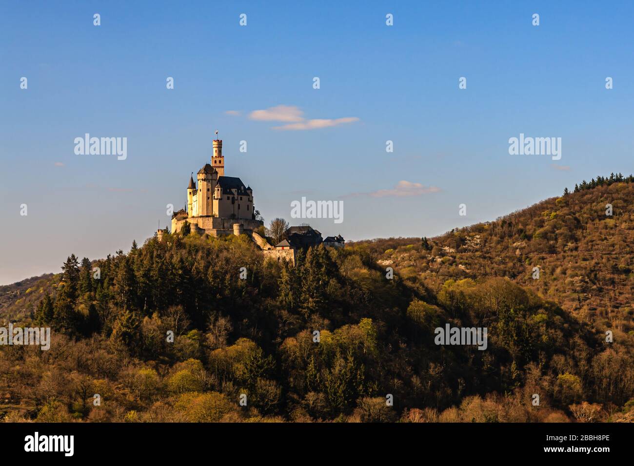 Castello di Marksburg al tramonto in primavera, braubach, reno, germania, patrimonio culturale mondiale Foto Stock