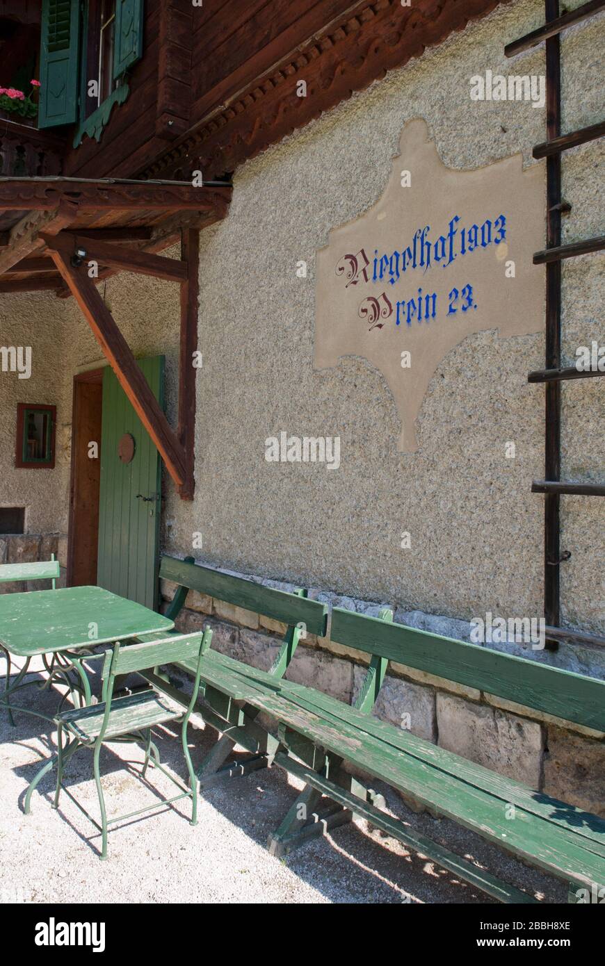 Caratteri rossi e blu su una parete bianca, villa Riegelhof, Heimito von Doderer, Prein, bassa Austria, Austria Foto Stock