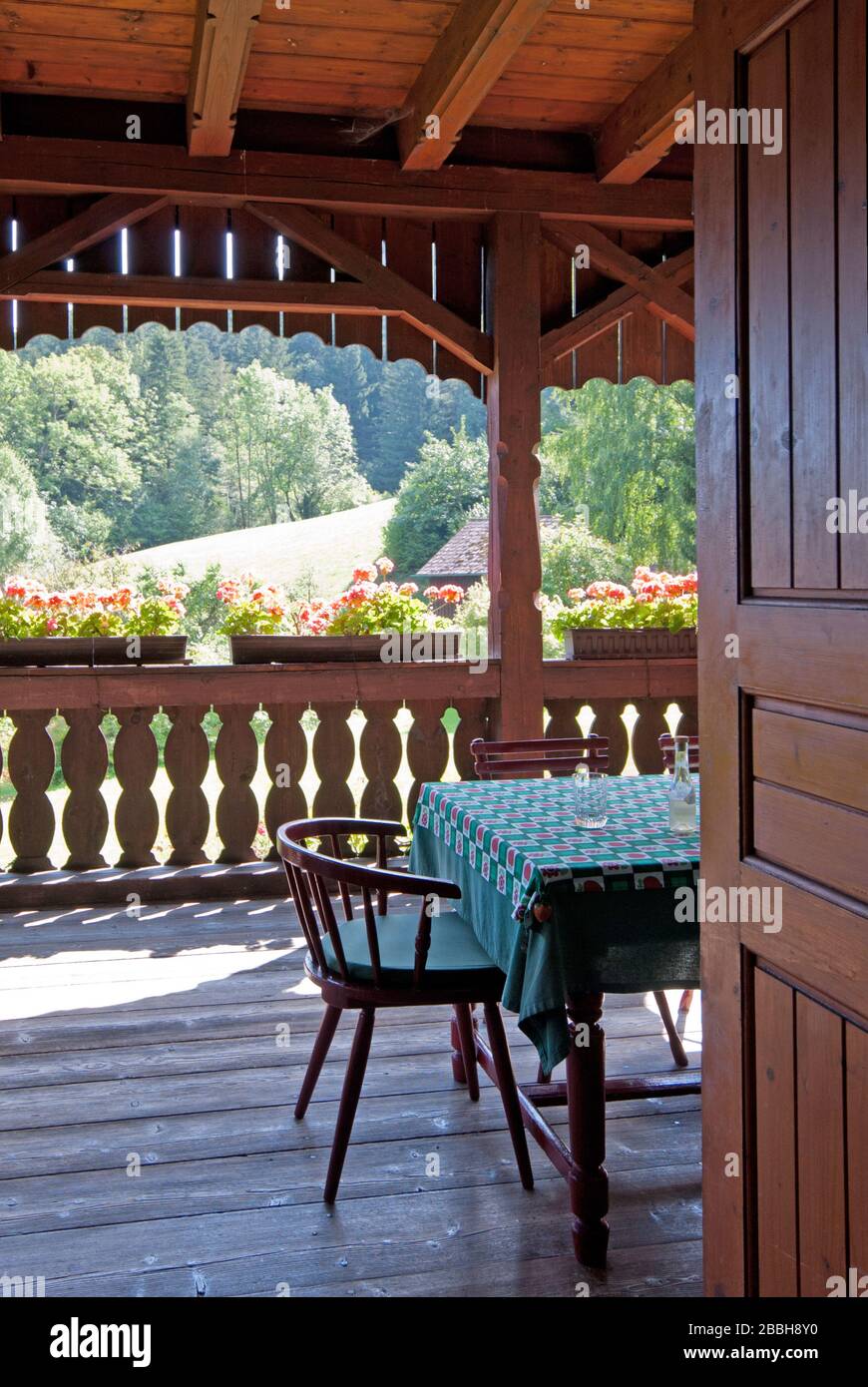 Veranda in legno con gerani rosa in villa Riegelhof di Heimito von Doderer, Prein, bassa Austria, Austria Foto Stock