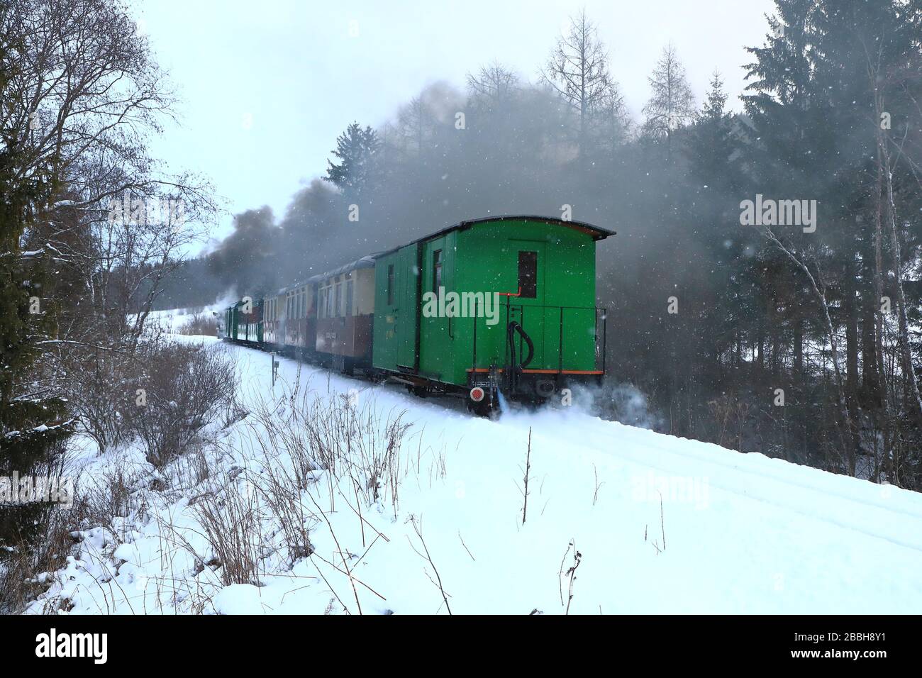 Treno a vapore in inverno vicino a Mauterndorf, Austria Foto Stock