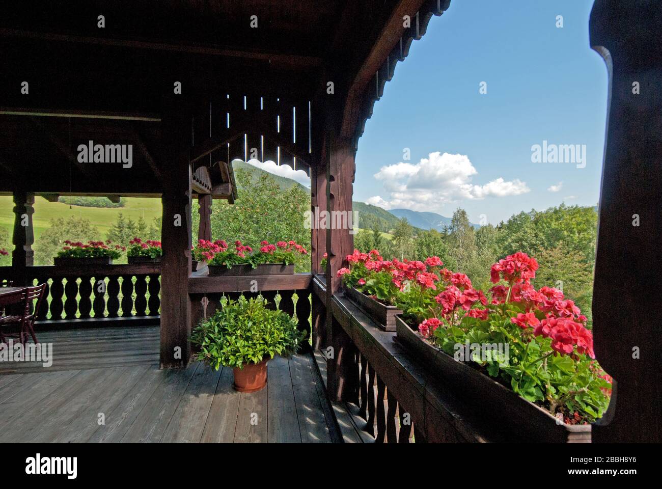 Veranda in legno con gerani rosa in villa Riegelhof di Heimito von Doderer, Prein, bassa Austria, Austria Foto Stock
