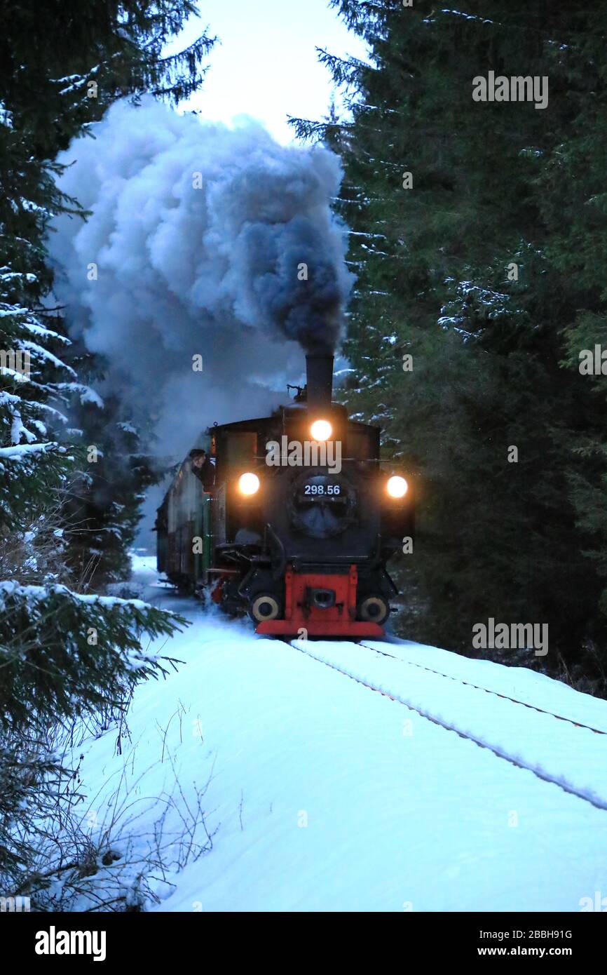 Treno a vapore in inverno vicino a Mauterndorf, Austria Foto Stock