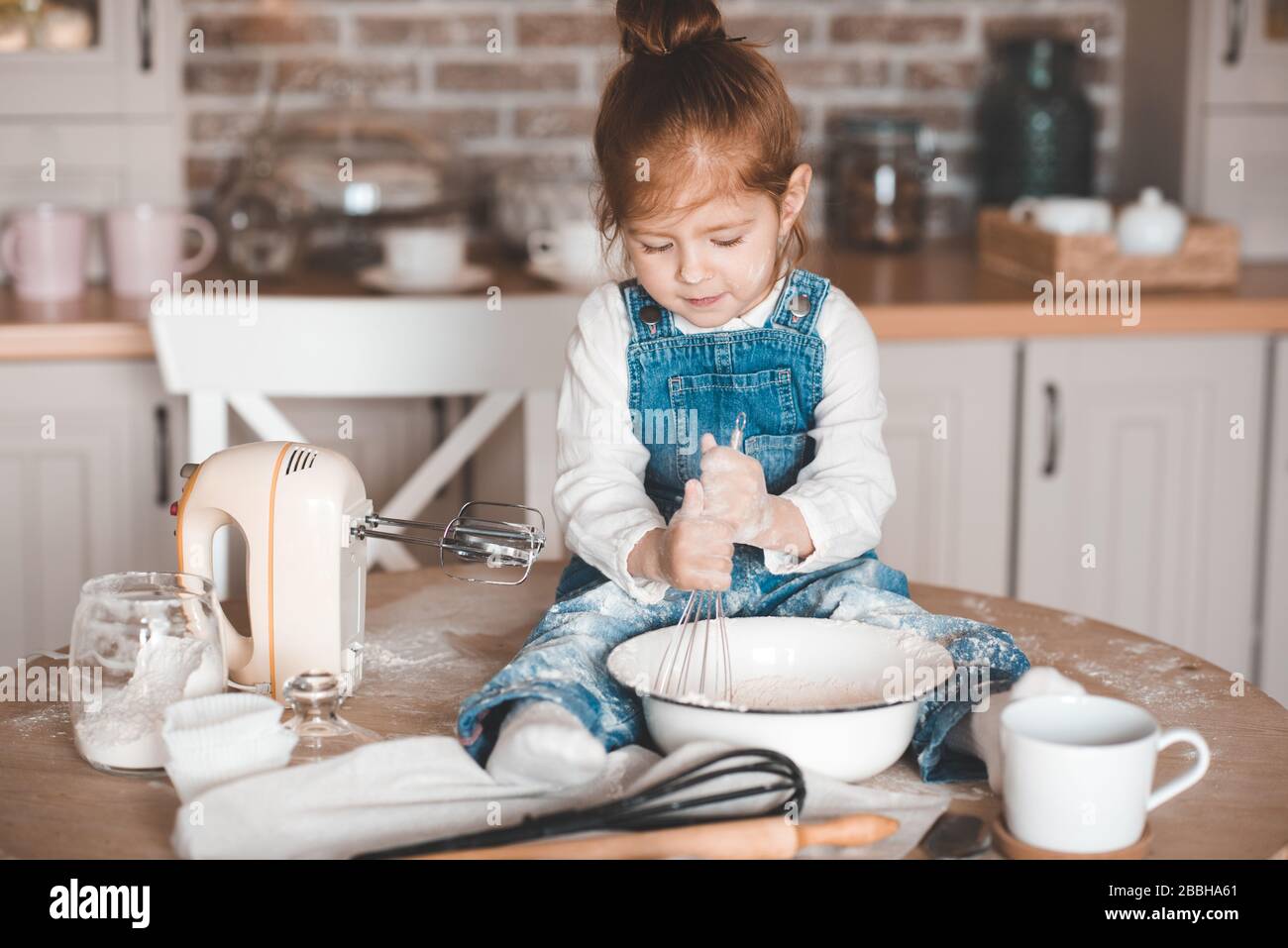 Bimbo piccolo in cucina con frusta immagini e fotografie stock ad alta  risoluzione - Alamy