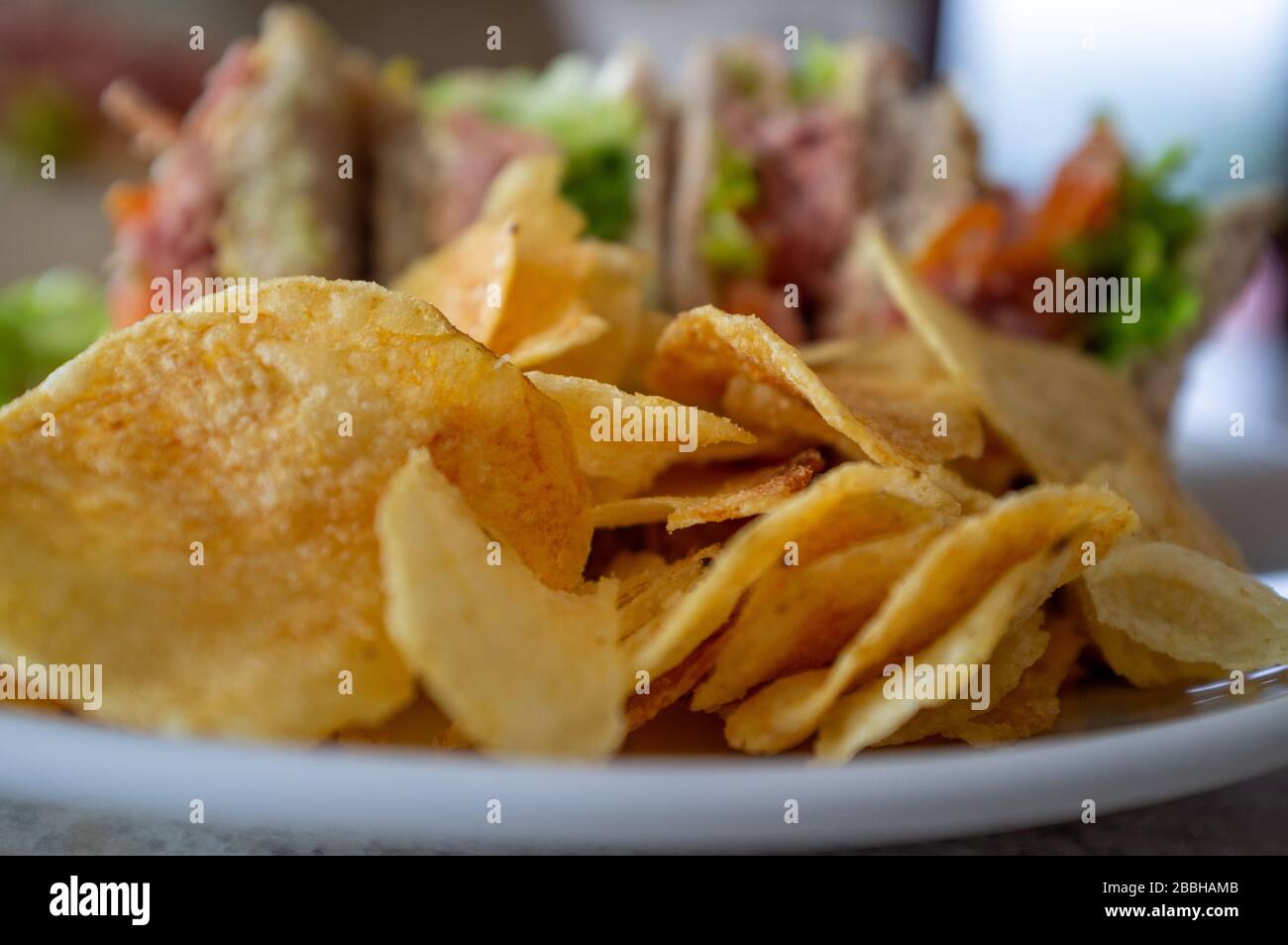 Panini. Insalata di prosciutto con patatine fritte in primo piano Foto Stock