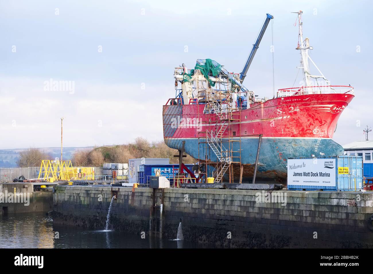 Greenock, Scozia / Regno Unito - dicembre 21st 2019: Nave recuperata secondo le dimensioni massime di Firth of Clyde Foto Stock