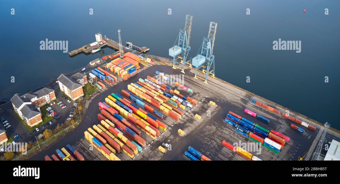 Greenock, Scozia / Regno Unito - Novembre 28th 2019: Porto commerciale per la logistica e il trasporto di container per la distribuzione di merci essenziali Foto Stock
