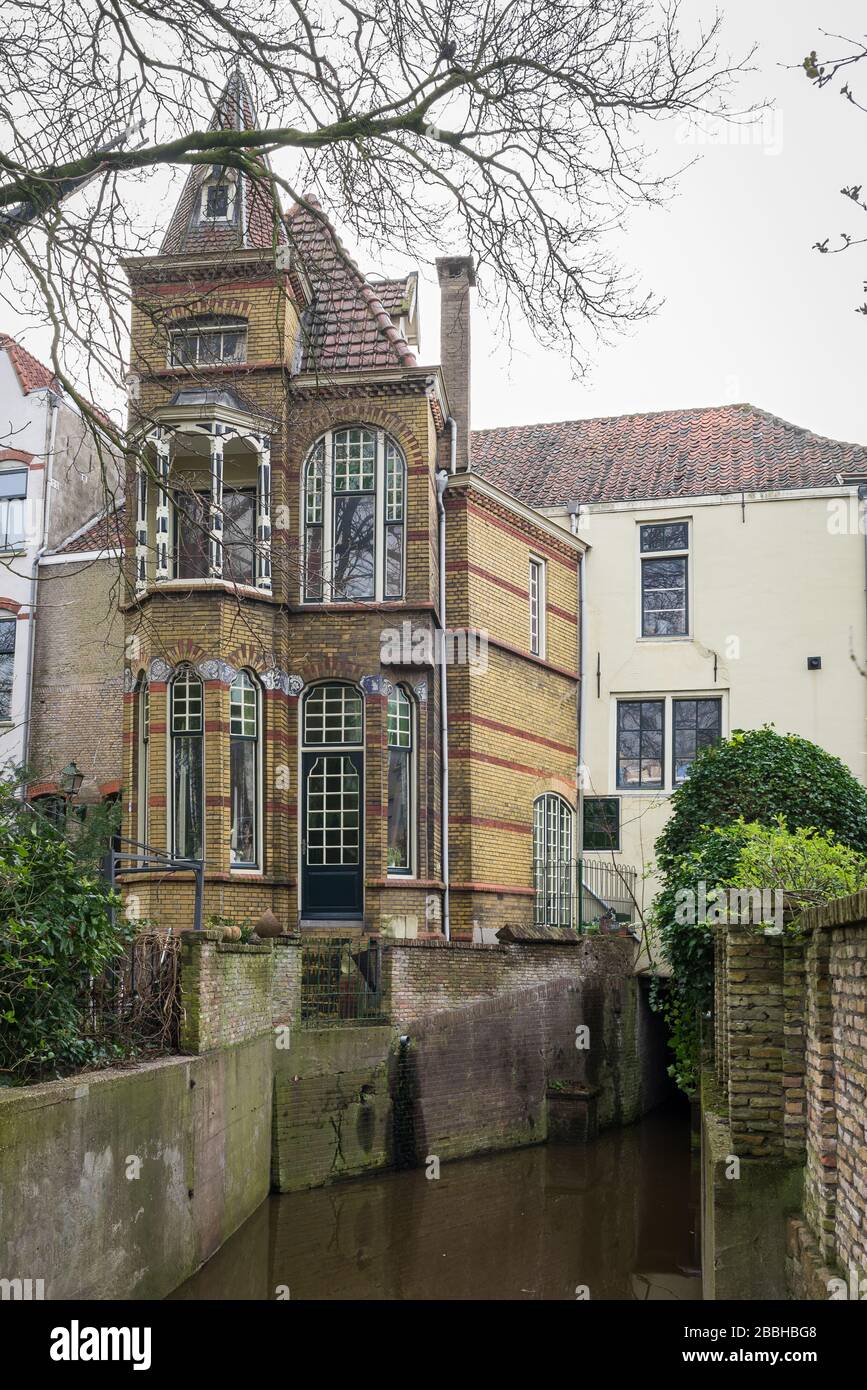 Scenico vecchio edificio fiabesco lungo un canale a Gouda, Paesi Bassi Foto Stock