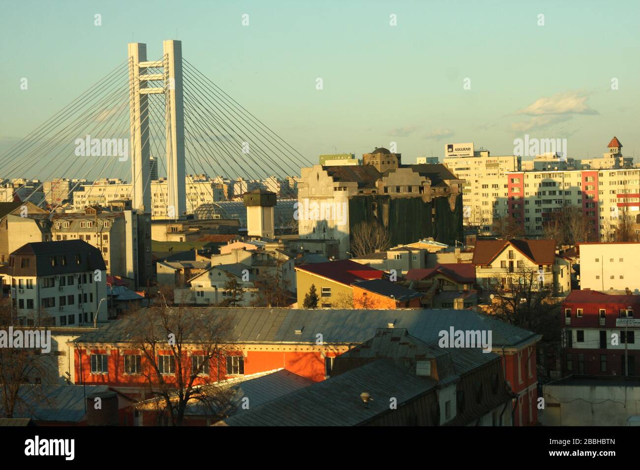Tramonto a Bucarest, Romania, con il ponte con stallino a Basarab sovrasta la vista Foto Stock