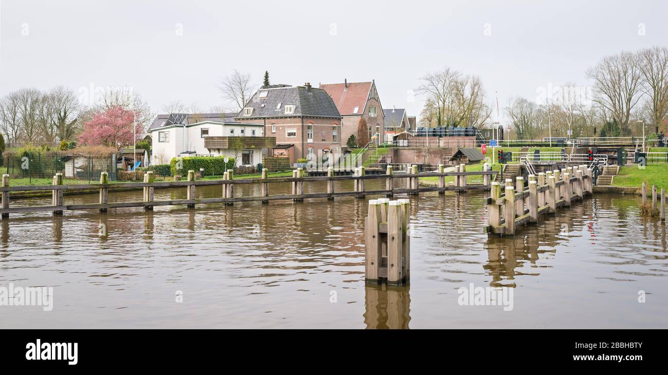 Panorama di edifici in una troia a Gouda, Olanda. La chiusa si chiama 'De Waaiersluis', il che significa che utilizza il blocco della girante. Foto Stock