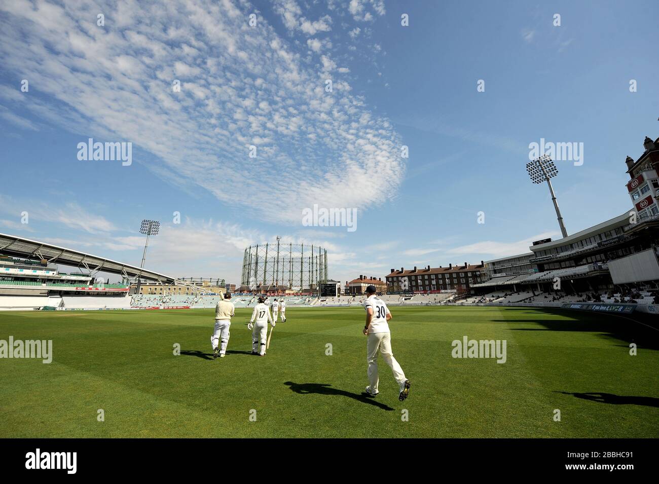 Sussex e Surrey i giocatori si recheranno nel campo del gioco Foto Stock